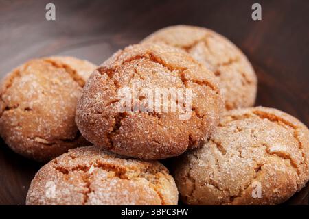 Biscotti croccanti di pan di zenzero con crosta di zucchero croccante in un recipiente rustico Foto Stock