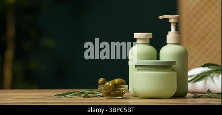Diversi prodotti cosmetici con estratto di oliva in tavola. Banner per il design Foto Stock