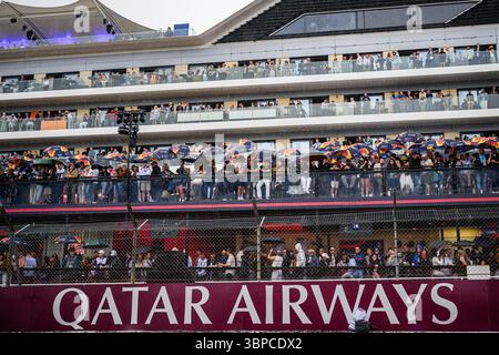 TOWCESTER, REGNO UNITO. 06 luglio: Una vista generale dell'Hilton Hotel Terrace nella gara domenicale durante il Gran Premio di Gran Bretagna 2025 del Qatar Airways al circuito di Silverstone domenica 6 luglio 2025 a TOWCESTER, INGHILTERRA. Crediti: Taka G Wu/Alamy Live News Foto Stock