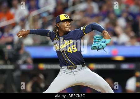 Il lanciatore di rilievo dei Milwaukee Brewers Abner Uribe (45) lancia durante l'ottavo inning della partita di baseball contro i New York Mets al Citi Field di Corona, New York, giovedì 3 luglio 2025. (Foto: Gordon Donovan) Foto Stock