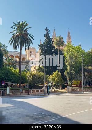 Palma di Maiorca, Spagna - 12 luglio 2024: Palazzo dell'Almudaina e torri della cattedrale viste da Placa de la Reina. Ambulancia nella foto Foto Stock
