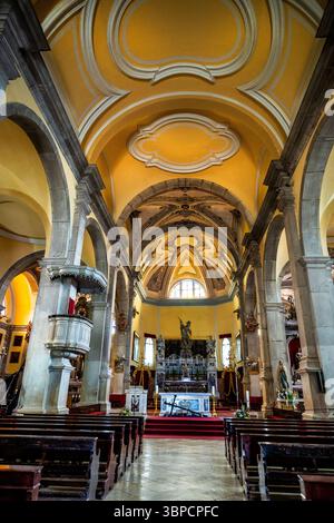 Affreschi del soffitto dipinti e altare maggiore di Sant'Eufemia a Rovigno, Croazia. Foto Stock