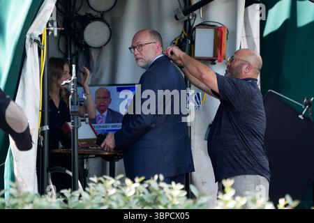 Washington, Stati Uniti. 7 luglio 2025. Russell Vought, direttore dell'Office of Management and budget (OMB), parte dopo aver fatto un'intervista mediatica fuori dall'ala Ovest della Casa Bianca a Washington DC, lunedì 7 luglio 2025. (Foto di Aaron Schwartz/Sipa USA) credito: SIPA USA/Alamy Live News Foto Stock
