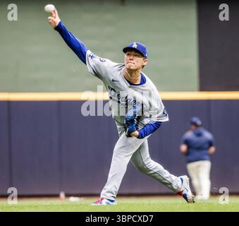 Milwaukee, Stati Uniti. 7 luglio 2025. Il lanciatore titolare dei Los Angeles Dodgers Yoshinobu Yamamoto si scalda prima del primo inning della partita MLB tra i Los Angeles Dodgers e i Milwaukee Brewers all'American Family Field di Milwaukee, Wisconsin, lunedì 7 luglio 2025. Foto di Tannen Maury/UPI credito: UPI/Alamy Live News Foto Stock