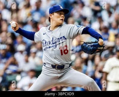 Milwaukee, Stati Uniti. 7 luglio 2025. Il lanciatore titolare dei Los Angeles Dodgers Yoshinobu Yamamoto lancia il primo inning della partita MLB tra i Los Angeles Dodgers e i Milwaukee Brewers all'American Family Field di Milwaukee, Wisconsin, lunedì 7 luglio 2025. Foto di Tannen Maury/UPI credito: UPI/Alamy Live News Foto Stock