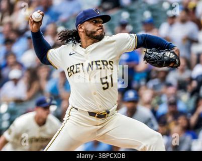 Milwaukee, Stati Uniti. 7 luglio 2025. Il lanciatore titolare dei Milwaukee Brewers Freddy Peralta lancia nel primo inning della partita MLB tra i Los Angeles Dodgers e i Milwaukee Brewers all'American Family Field di Milwaukee, Wisconsin, lunedì 7 luglio 2025. Foto di Tannen Maury/UPI credito: UPI/Alamy Live News Foto Stock