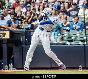 Milwaukee, Stati Uniti. 7 luglio 2025. I Los Angeles Dodgers designarono il battitore Shohei Ohtani single nel primo inning della partita MLB tra i Los Angeles Dodgers e i Milwaukee Brewers all'American Family Field di Milwaukee, Wisconsin, lunedì 7 luglio 2025. Foto di Tannen Maury/UPI credito: UPI/Alamy Live News Foto Stock