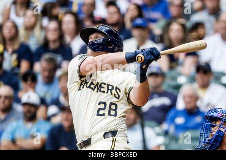 Milwaukee, Stati Uniti. 7 luglio 2025. Il primo giocatore di base dei Milwaukee Brewers Andrew Vaughn batté un fuoricampo da tre punti nel primo inning della partita MLB tra i Los Angeles Dodgers e i Milwaukee Brewers all'American Family Field di Milwaukee, Wisconsin, lunedì 7 luglio 2025. Foto di Tannen Maury/UPI credito: UPI/Alamy Live News Foto Stock