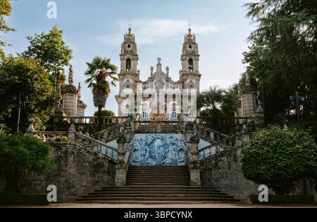 Maestosamente arroccato in cima a una grande scalinata adornata con piastrelle azulejo, il Santuario di Nossa Senhora dos Remedios a Lamego, Portogallo Foto Stock