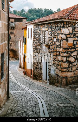 La pittoresca strada acciottolata si snoda attraverso la storica città di Tarouca. Portogallo. Con tradizionali case in pietra con tetti piastrellati Foto Stock