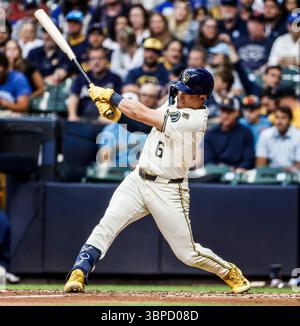 Milwaukee, Stati Uniti. 7 luglio 2025. L'esterno dei Milwaukee Brewers Isaac Collins batté un singolo nel quinto inning della partita MLB tra i Los Angeles Dodgers e i Milwaukee Brewers all'American Family Field di Milwaukee, Wisconsin, lunedì 7 luglio 2025. Foto di Tannen Maury/UPI credito: UPI/Alamy Live News Foto Stock