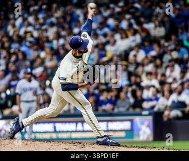 Milwaukee, Stati Uniti. 7 luglio 2025. Il lanciatore di rilievo dei Milwaukee Brewers Aaron Ashby lancia nel settimo inning della partita MLB tra i Los Angeles Dodgers e i Milwaukee Brewers all'American Family Field di Milwaukee, Wisconsin, lunedì 7 luglio 2025. Foto di Tannen Maury/UPI credito: UPI/Alamy Live News Foto Stock