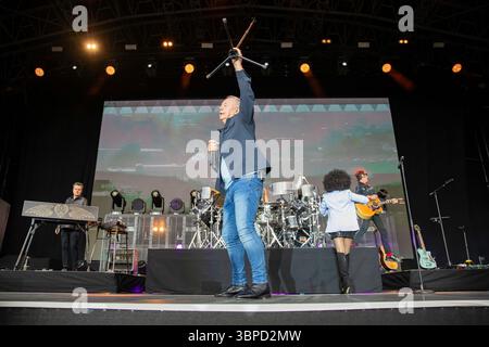 Halifax, Inghilterra, 7 luglio 2025. Menti semplici che si esibiscono alla Piece Hall di Halifax. Crediti: Izzy Clayton/Alamy Live News Foto Stock