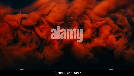 Goccia di vernice. Sfondo nebbia. Colore rosso brillante sfocato liquido di vapore che galleggia sull'astrazione creativa acrilica nera scura. Foto Stock