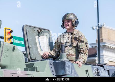 Provo, UT – 4 luglio 2025: Il personale dell'esercito AMERICANO sale sulla cima di un veicolo militare durante la Freedom Festival Grand Parade, onorando il servizio il giorno dell'indipendenza Foto Stock