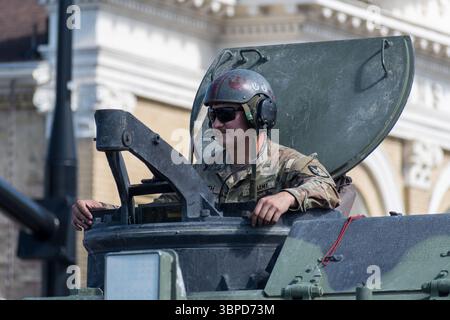 Provo, UT – 4 luglio 2025: Il personale dell'esercito AMERICANO sale sulla cima di un veicolo militare durante la Freedom Festival Grand Parade, onorando il servizio il giorno dell'indipendenza Foto Stock