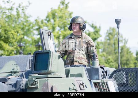 Provo, UT – 4 luglio 2025: Il personale dell'esercito AMERICANO sale sulla cima di un veicolo militare durante la Freedom Festival Grand Parade, onorando il servizio il giorno dell'indipendenza Foto Stock