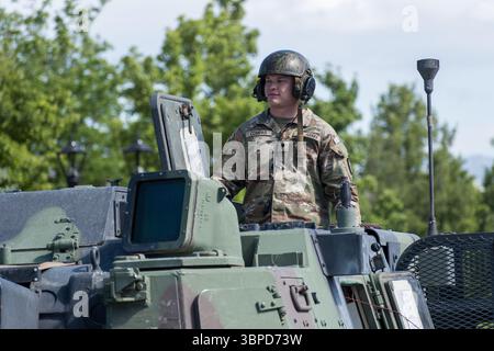 Provo, UT – 4 luglio 2025: Il personale dell'esercito AMERICANO sale sulla cima di un veicolo militare durante la Freedom Festival Grand Parade, onorando il servizio il giorno dell'indipendenza Foto Stock