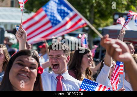 Provo, UT – 4 luglio 2025: I membri della Chiesa di Gesù Cristo dei Santi degli ultimi giorni marciano con bandiere statunitensi e segni di fede nella Parata del Festival della libertà. Foto Stock