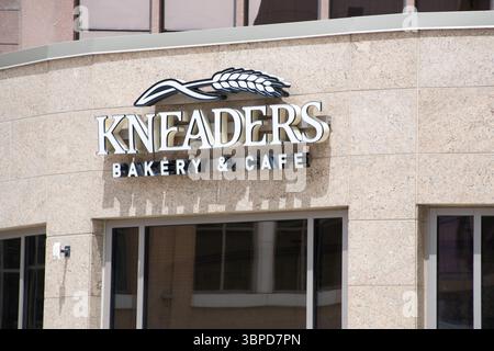 Salt Lake City, Utah - 5 luglio 2025: Un cartello con l'insegna Kneaders Bakery & Cafe è visibile presso il City Creek Center nel centro di Salt Lake City. Foto Stock
