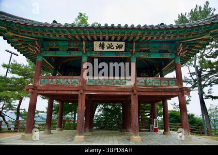 Contea di Buyeo, Corea del Sud - 13 giugno 2025: Una vista frontale simmetrica del Padiglione Sajaru mette in risalto la sua struttura in legno sopraelevata e l'intricato ballo Foto Stock