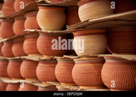Vasi di ceramica impilati in vendita a Raquira, Boyaca, Colombia, una città turistica conosciuta per i suoi prodotti in ceramica fatti a mano. Foto Stock