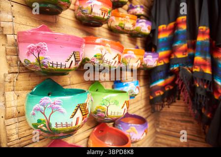 Vendita di vasi in ceramica fatti a mano, dipinti con colorate scene tradizionali, a Raquira, Colombia. Foto Stock