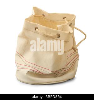 primo piano della custodia con coulisse in tela beige sfondo bianco isolato, borsa aperta usata per riporre con linee rosse e grigie sbiadite, modello mock-up Foto Stock
