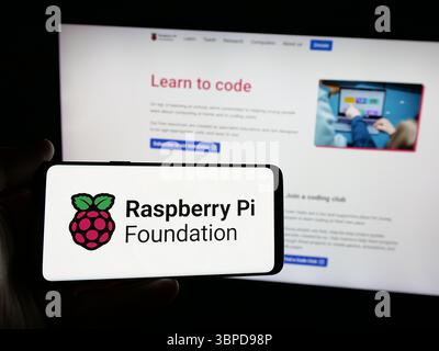 Germania. 12 giugno 2025. In questa illustrazione fotografica, una persona ha in mano uno smartphone con il logo dell'organizzazione di computer Raspberry Pi Foundation sullo schermo davanti al sito Web. (Foto di Timon Schneider/SOPA Images/Sipa USA) *** esclusivamente per notizie editoriali **** credito: SIPA USA/Alamy Live News Foto Stock