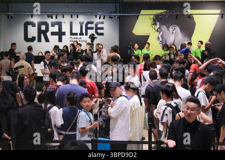Hong Kong, Cina. 7 luglio 2025. La gente visita il CR7 LIFE Museum, dedicato alla leggenda del calcio portoghese Cristiano Ronaldo, al K11 Musea di Tsim Sha Tsui il 7 luglio 2025 a Hong Kong, Cina. Il CR7 Life Museum ha aperto ufficialmente il 7 luglio al K11 Musea di Hong Kong. La nuova attrazione del K11 Art & Cultural Centre è dedicata all'icona del calcio Cristiano Ronaldo, che espone oggetti di valore, tra cui uno dei suoi cinque trofei Ballon d'Or. Crediti: Chen Yongnuo/China News Service/Alamy Live News Foto Stock