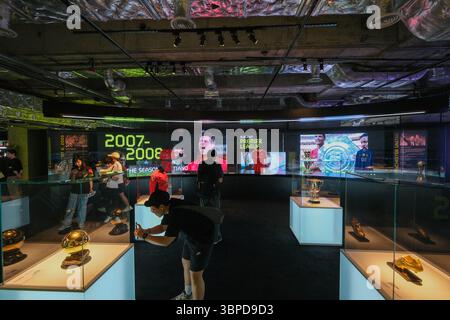 Hong Kong, Cina. 7 luglio 2025. La gente visita il CR7 LIFE Museum, dedicato alla leggenda del calcio portoghese Cristiano Ronaldo, al K11 Musea di Tsim Sha Tsui il 7 luglio 2025 a Hong Kong, Cina. Il CR7 Life Museum ha aperto ufficialmente il 7 luglio al K11 Musea di Hong Kong. La nuova attrazione del K11 Art & Cultural Centre è dedicata all'icona del calcio Cristiano Ronaldo, che espone oggetti di valore, tra cui uno dei suoi cinque trofei Ballon d'Or. Crediti: Chen Yongnuo/China News Service/Alamy Live News Foto Stock