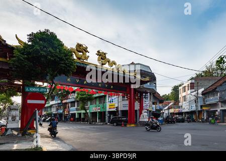 Surabaya, Indonesia - 07.19.2023: Porta del distretto di Surabaya Chinatown a Surabaya. Surabaya è la seconda città più grande dell'Indonesia. Foto Stock
