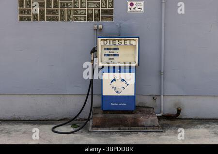 Storico distributore di benzina di fronte a un muro in Germania Foto Stock