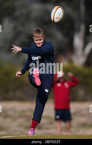 Fin Smith dei British and Irish Lions durante una corsa di squadra all’AIS Athletics Track di Canberra, Australia. I leoni britannici e irlandesi affrontano gli ACT Brumbies nel tour dei leoni Qatar Airways il mercoledì. Data foto: Martedì 8 luglio 2025. Foto Stock