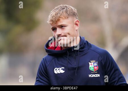 Fin Smith dei Lions britannici e irlandesi durante una corsa a squadre all'AIS Athletics Track di Canberra, Australia. I leoni britannici e irlandesi affrontano gli ACT Brumbies nel tour dei leoni Qatar Airways il mercoledì. Data foto: Martedì 8 luglio 2025. Foto Stock