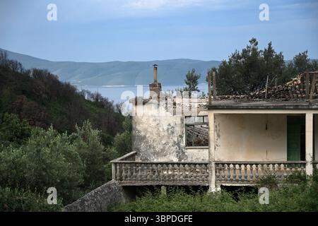 Una casa abbandonata nel tipico villaggio albanese. Albania Foto Stock
