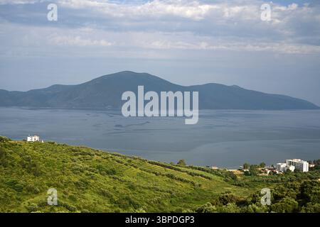 Radhime, Albania - 17 giugno 2025: La costa vicino alla città di Valona sulla riviera albanese. Foto Stock