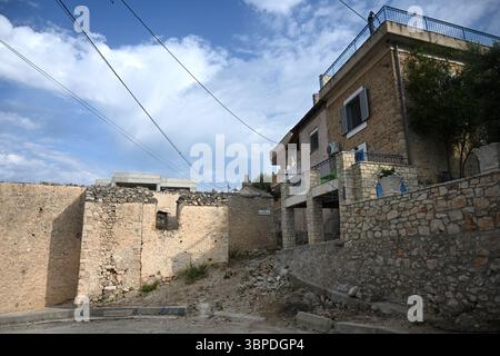 Radhime, Albania - 17 giugno 2025: Un tipico villaggio albanese Radhime vicino alla città di Valona Foto Stock