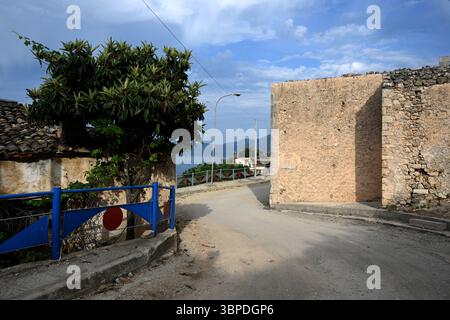 Radhime, Albania - 17 giugno 2025: Un tipico villaggio albanese Radhime vicino alla città di Valona Foto Stock