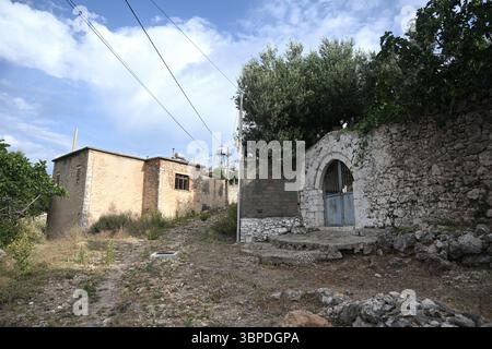 Radhime, Albania - 17 giugno 2025: Un tipico villaggio albanese Radhime vicino alla città di Valona Foto Stock