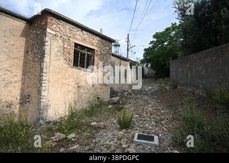 Radhime, Albania - 17 giugno 2025: Un tipico villaggio albanese Radhime vicino alla città di Valona Foto Stock