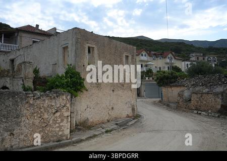 Radhime, Albania - 17 giugno 2025: Un tipico villaggio albanese Radhime vicino alla città di Valona Foto Stock