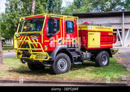 Vista frontale di tre quarti di un motopompa antincendio di Ille-et-Vilaine, realizzato da GIMAEX e basato su un telaio 4x4 Renault Trucks. Foto Stock