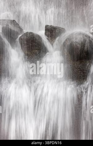Cascata su grandi massi Foto Stock