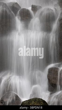 Cascata su grandi massi Foto Stock