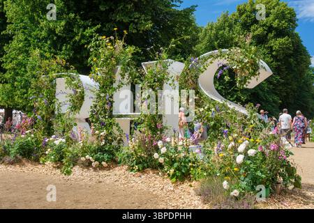 Hampton Court Palace, Richmond, Londra - il logo RHS all'entrata del 2025 RHS Garden Festival. Hampton Court Palace è un palazzo reale classificato di grado I. Foto Stock