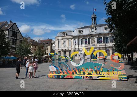 Troyes (Francia nord-orientale): Il municipio sulla piazza omonima con le lettere giganti “Troyes la Champagne”. Foto Stock
