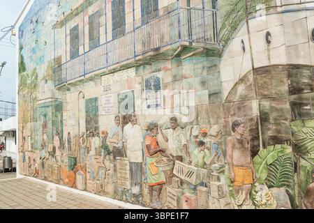 Murale portuale in ceramica di argilla industrializzata di tipo rilievo realizzato da Adriano Rios Sosa in (Santa Cruz de) Lorica, Dipartimento di Cordoba, Colombia Foto Stock