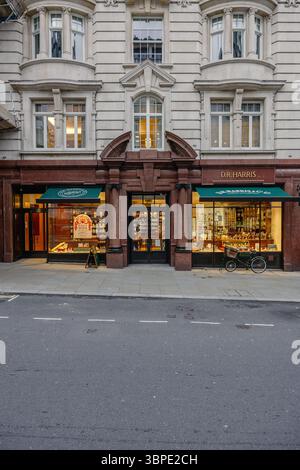 Facciata esterna della farmacia D. R. Harris & Co in St James's Street, Londra, Regno Unito Foto Stock