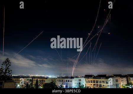 Tel Aviv, Israele. 18 giugno 2025. Un sistema di difesa aerea israeliano intercetta un bombardamento missilistico lanciato dall'Iran a Israele centrale durante l'attacco missilistico. (Foto di Eli Basri/SOPA Images/Sipa USA) credito: SIPA USA/Alamy Live News Foto Stock